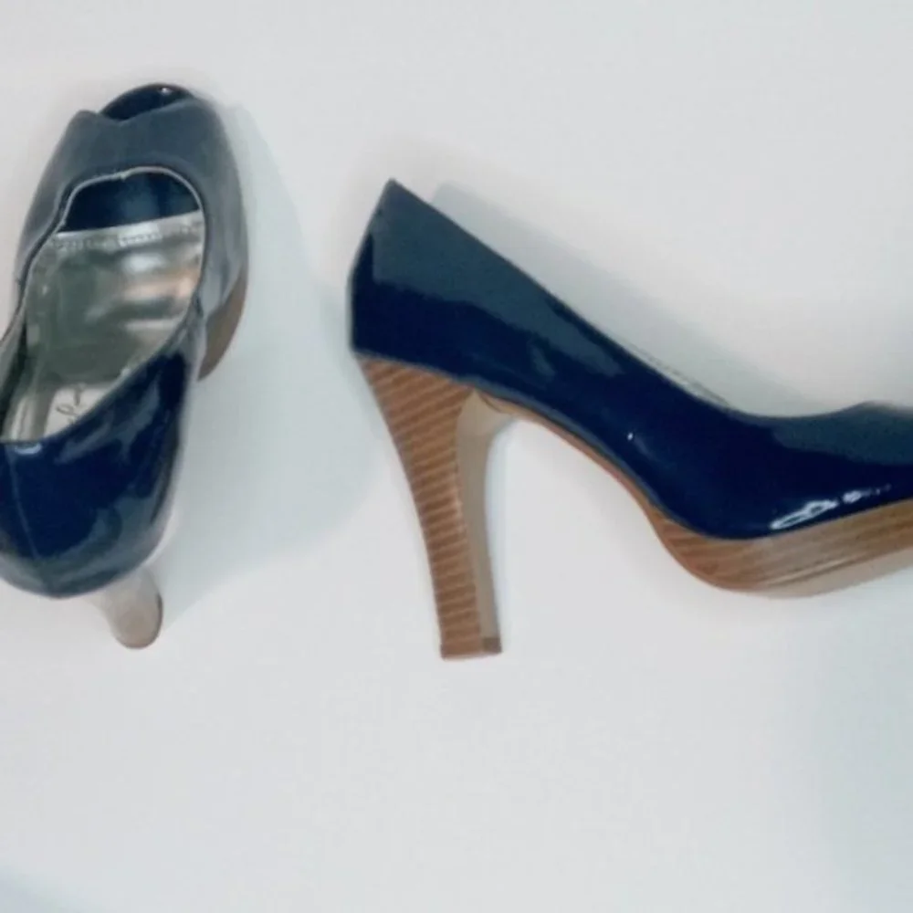 Charlotte Ruse. blue satin,‎ 4" heel - Picture 4 of 4